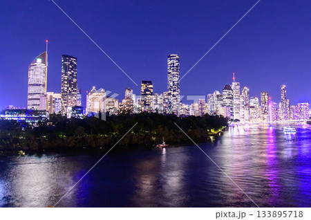 オーストラリアにあるブリスベンのとても美しい夜景風景 133895718