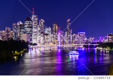 オーストラリアにあるブリスベンのとても美しい夜景風景 オーストラリアにあるブリスベンのとても美しい夜景風景 133895719