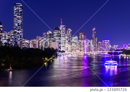 オーストラリアにあるブリスベンのとても美しい夜景風景 133895720