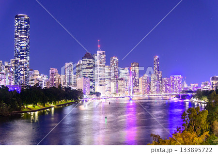 オーストラリアにあるブリスベンのとても美しい夜景風景 133895722