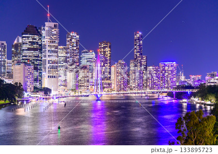 オーストラリアにあるブリスベンのとても美しい夜景風景 133895723