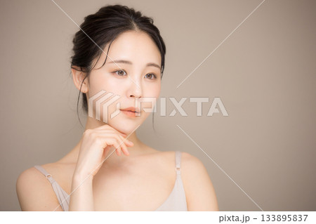 髪の毛がアップ背景がベージュの使いやすい美容やスキンケアの美しい女性のイメージ クロー 髪の毛がアップ背景がベージュの使いやすい美容やスキンケアの美しい女性のイメージ クロー 133895837