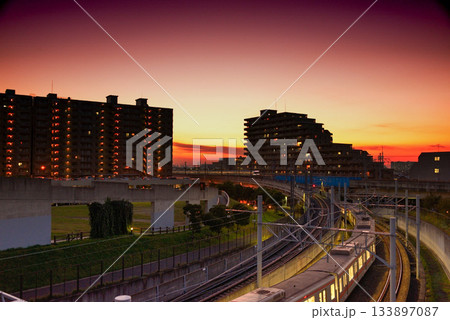 夕焼けに染まる線路 133897087