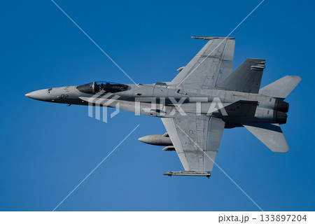 旋回中のF/A-18戦闘機 133897204