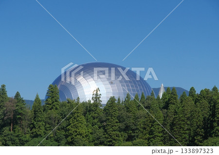 田園地帯から見る福井県立恐竜博物館の恐竜ホール 田園地帯から見る福井県立恐竜博物館の恐竜ホール 133897323