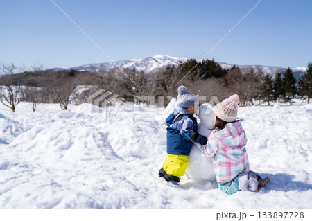 雪だるまを作る子供達 133897728
