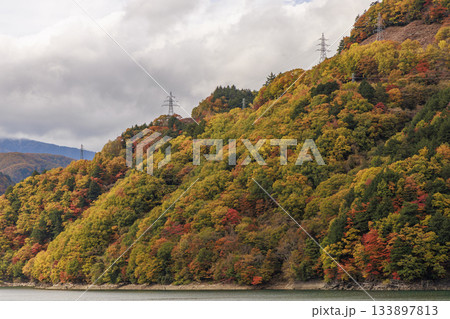 長野県松本市梓湖を望む色鮮やかな秋の紅葉と湖の絶景風景 133897813