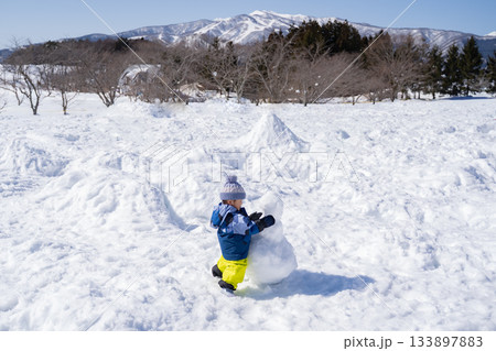 雪だるまを作る男の子 133897883