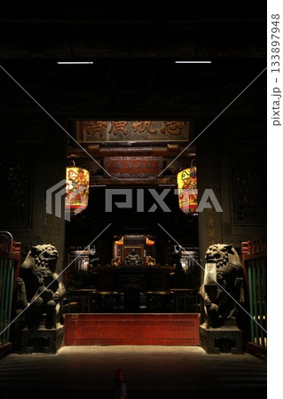 台湾の信仰の中心。歴史的な装飾に彩られた寺院の夜の光景 133897948