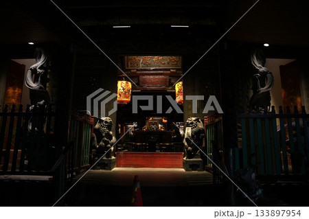 台湾の信仰の中心。歴史的な装飾に彩られた寺院の夜の光景 133897954