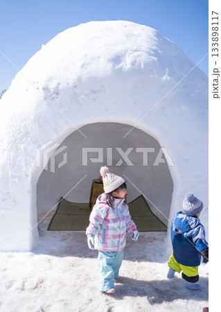 雪のかまくらと幼い子供たち 雪のかまくらと幼い子供たち 133898117