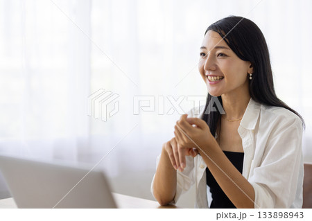 テーブルで談笑する女性 133898943