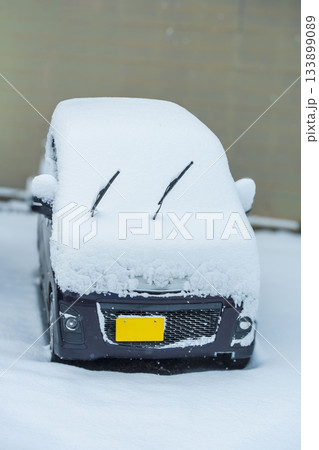 初雪　雪を被った軽自動車 133899089