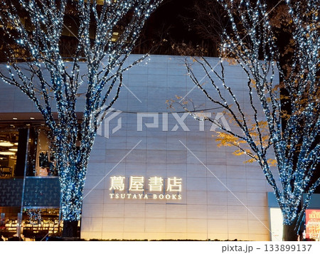 蔦屋書店　夜のライトアップ　六本木 133899137
