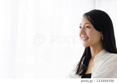 窓辺で微笑む女性 133899386