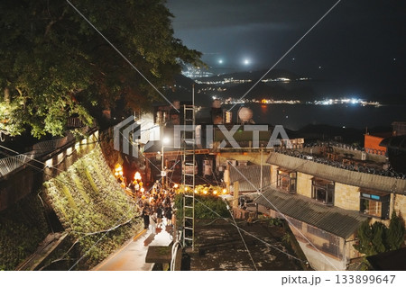 台湾旅行で必ず訪れたい絶景。九份の黄金色に輝く提灯の灯 台湾旅行で必ず訪れたい絶景。九份の黄金色に輝く提灯の灯 133899647