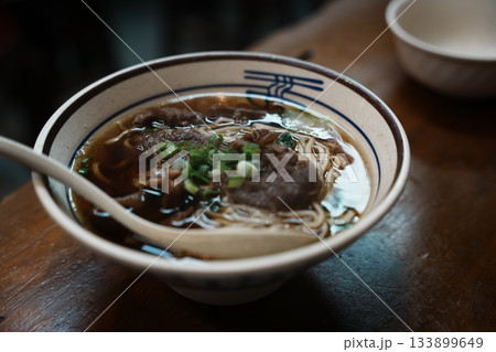 台湾の魅力的な牛肉麺。地元で愛されるB級グルメと伝統料理 133899649