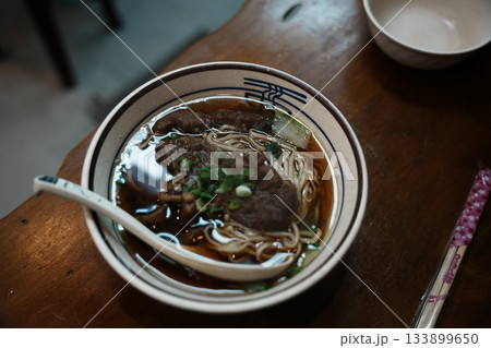 台湾の魅力的な牛肉麺。地元で愛されるB級グルメと伝統料理 133899650