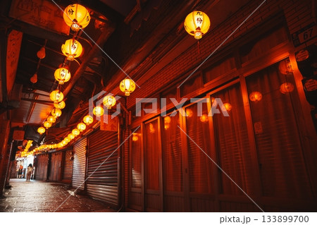 霧と光に包まれた山あいの街。映画の世界のような台湾・九份老街の夜 霧と光に包まれた山あいの街。映画の世界のような台湾・九份老街の夜 133899700