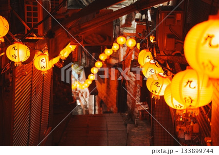 赤い提灯が石段を照らす。幻想的な台湾・九份のノスタルジックな夜景 赤い提灯が石段を照らす。幻想的な台湾・九份のノスタルジックな夜景 133899744