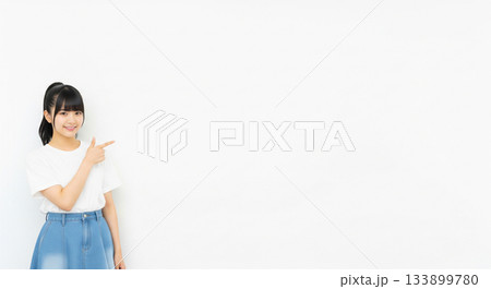 指をさす女性 133899780