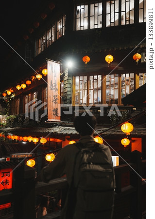 赤い提灯が石段を照らす。幻想的な台湾・九份のノスタルジックな夜景 133899811