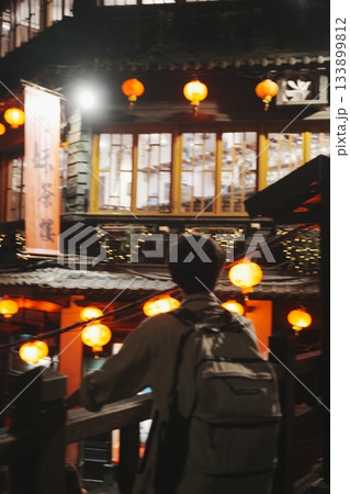 赤い提灯が石段を照らす。幻想的な台湾・九份のノスタルジックな夜景 赤い提灯が石段を照らす。幻想的な台湾・九份のノスタルジックな夜景 133899812