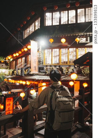 赤い提灯が石段を照らす。幻想的な台湾・九份のノスタルジックな夜景 赤い提灯が石段を照らす。幻想的な台湾・九份のノスタルジックな夜景 133899813