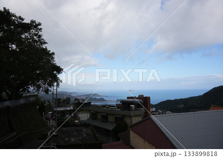 高台から見下ろす海 133899818