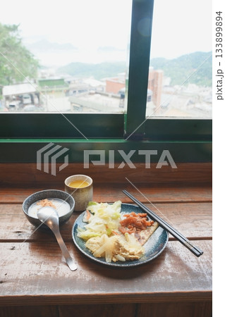 台湾の朝の定番。体に優しい温かいお粥(稀飯)と豊富な小皿料理 台湾の朝の定番。体に優しい温かいお粥(稀飯)と豊富な小皿料理 133899894
