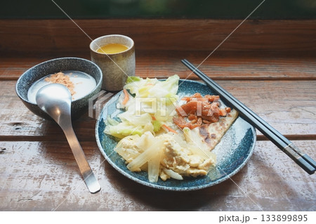 台湾の朝の定番。体に優しい温かいお粥（稀飯）と豊富な小皿料理 133899895