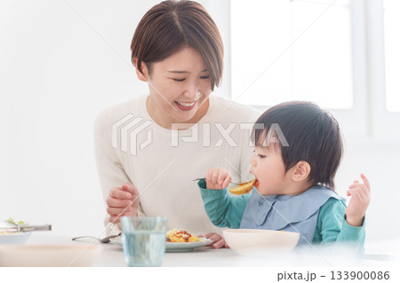 食べ物をフォークで食べる子供 食べ物をフォークで食べる子供 133900086