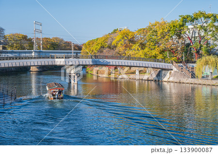 伏見みなと橋　濠川を行く十石舟　京都市伏見区 133900087