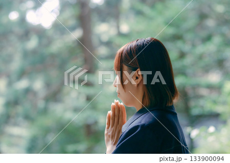若い女性が参拝するシーン 133900094