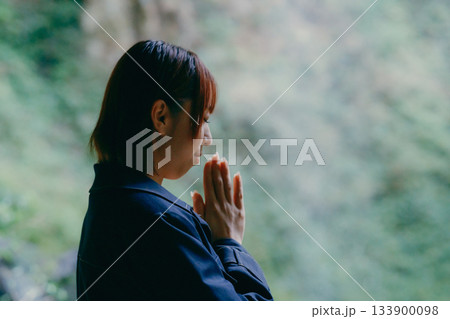 若い女性が参拝するシーン 若い女性が参拝するシーン 133900098