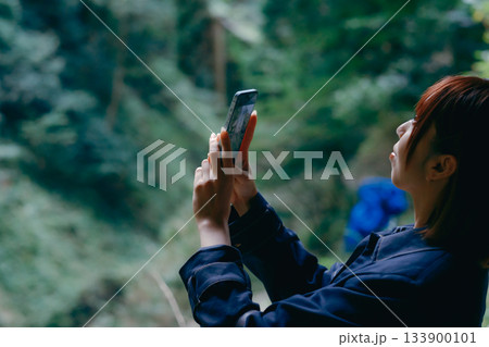 若い女性が参拝するシーン 若い女性が参拝するシーン 133900101