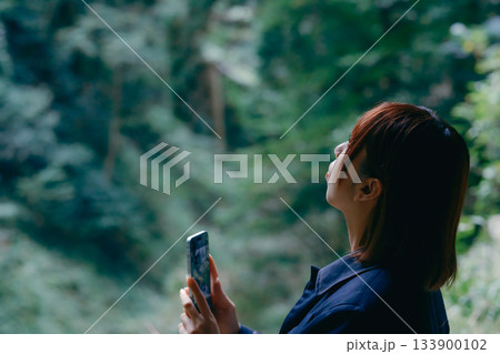 若い女性が参拝するシーン 133900102