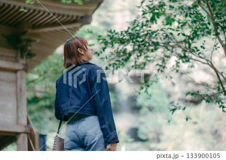 若い女性が参拝するシーン 若い女性が参拝するシーン 133900105