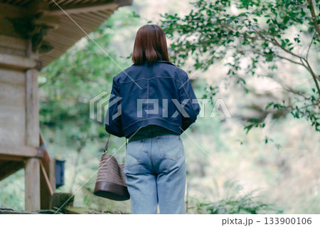 若い女性が参拝するシーン 133900106