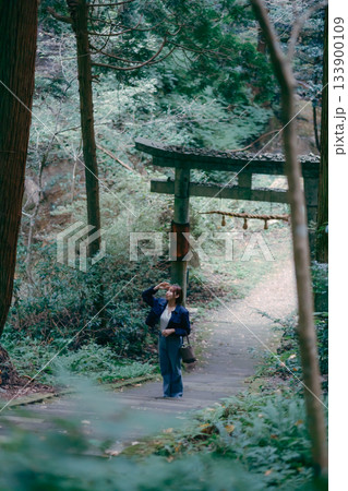 若い女性が参拝するシーン 若い女性が参拝するシーン 133900109