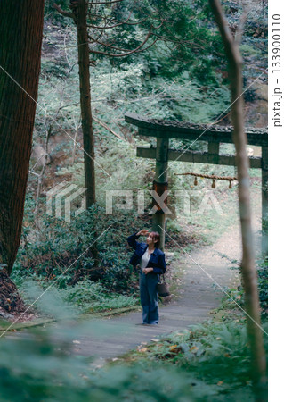 若い女性が参拝するシーン 若い女性が参拝するシーン 133900110