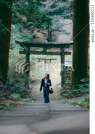 若い女性が参拝するシーン 133900111