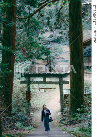 若い女性が参拝するシーン 133900112