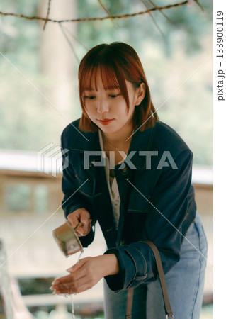 若い女性が参拝するシーン 若い女性が参拝するシーン 133900119