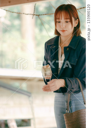 若い女性が参拝するシーン 133900120