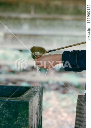 若い女性が参拝するシーン 133900122