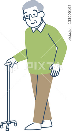 四点杖を使って歩くシニア男性 133900162