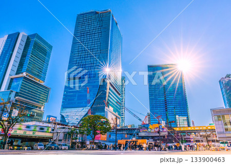 日本の東京都市景観珍景銀座線と山手線。師走…ビル群と3つの輝き“ダイヤモンド渋谷”…新年に希望の光 133900463