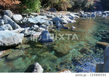 大北川渓谷の川原　秋　（高知県　大川村） 133900591