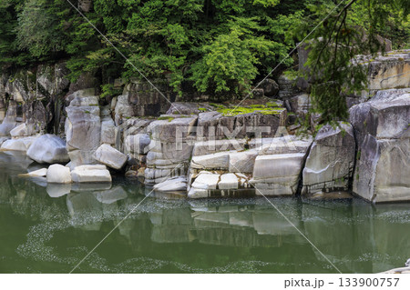 長野県上松町・寝覚めの床 ― 緑豊かな森と清流に囲まれた美しい岩肌の渓谷風景 長野県上松町・寝覚めの床 ― 緑豊かな森と清流に囲まれた美しい岩肌の渓谷風景 133900757
